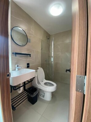 Shower, towels, soap, shampoo - Hotel Sicilia (Aguascalientes)