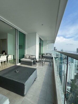 Terrace/patio - Luxury Couples Oasis Penthouse w/ Daily Cleaning + Private Terrace + Views (Cartagena de Indias)