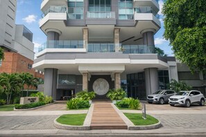 Exterior - Luxury Couples Oasis Penthouse w/ Daily Cleaning + Private Terrace + Views (Cartagena de Indias)