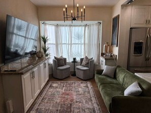 Living area - Gorgeous 3-bedroom apartment with AC in vibrant Miami (Miami)