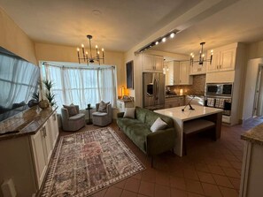 Living area - Gorgeous 3-bedroom apartment with AC in vibrant Miami (Miami)