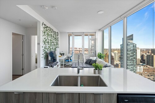Luxury Skyline Condo | Views, Fast WiFi Downtown