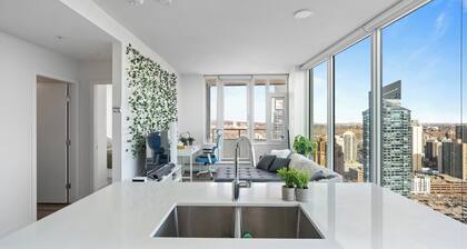 Luxury Skyline Condo | Views, Fast WiFi Downtown