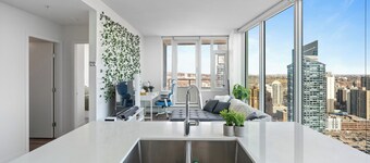 Luxury Skyline Condo | Views, Fast WiFi Downtown