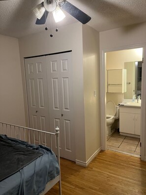 Unclassified image, 2 of 7, button - Private Bathroom, Queen-sized Bed, on Second Floor (Richmond)