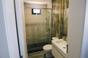 Een douche, een haardroger, handdoeken, zeep