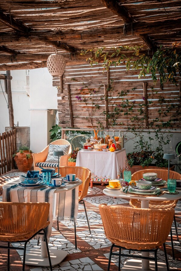 Room, 1 Bedroom, Balcony, Mountain View | Dining