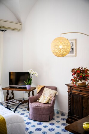 Room, 1 Bedroom, Balcony, Mountain View | Living room | Books - Room-charming Panoramic Suite in the Cen (Positano)