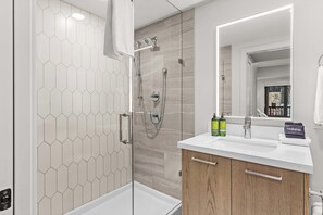 Shower, hair dryer, towels, shampoo - Pine Marten Hydeaway at Ascent (Canmore)