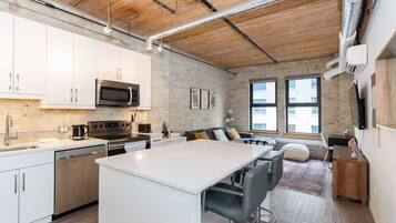 Réfrigérateur, micro-ondes, four, plaque de cuisson