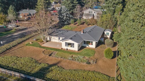 Oregon Wine Country Hillside Retreat w/4 bedrooms, 3 baths.