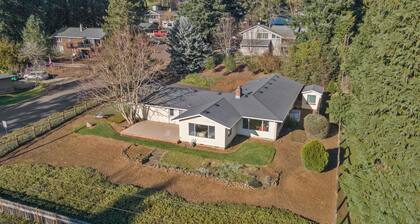 Oregon Wine Country Hillside Retreat w/4 bedrooms, 3 baths.