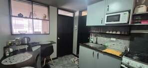 雪櫃、微波爐、焗爐、爐具