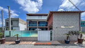 Un edificio moderno con fachada de baldosas, un balcón y un cartel que dice 'Aguas Rasas'.