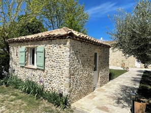 Unclassified image, 4 of 24, button - Quiet little house with large garden on the Rhône agricultural plain (Châteauneuf-du-Rhône)
