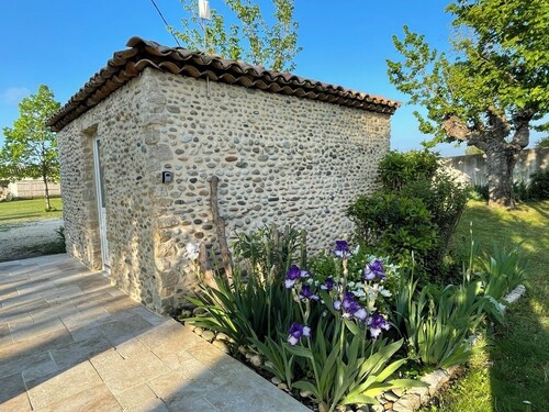 Maisonnette au calme et grand jardin dans la plaine agricole du Rhône