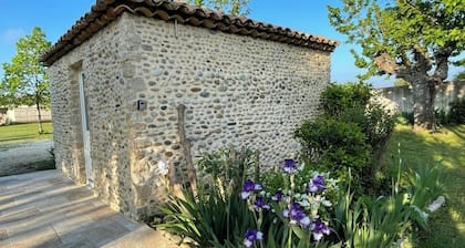 Maisonnette au calme et grand jardin dans la plaine agricole du RhĂŽne