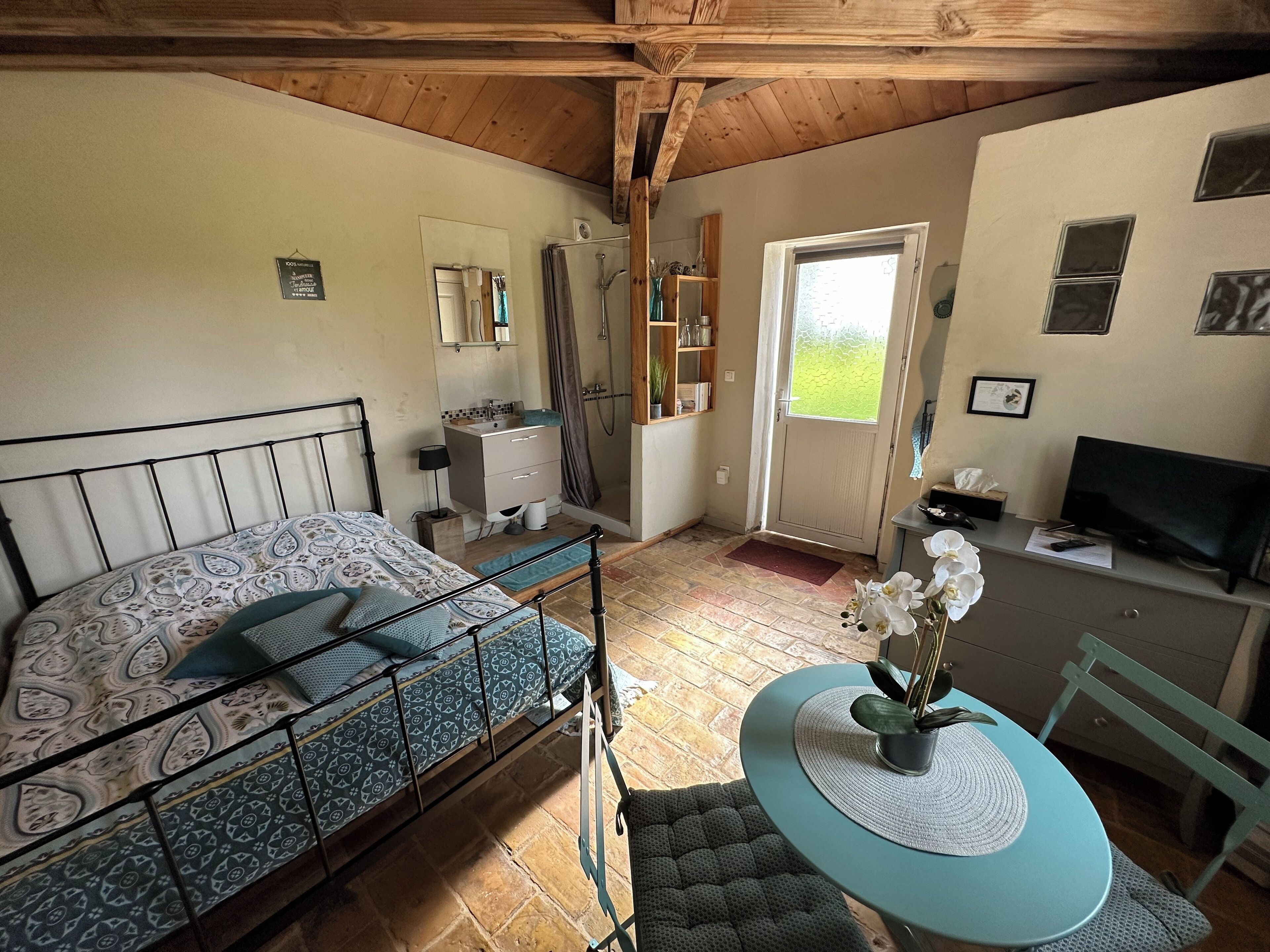 1 habitación, tabla de planchar con plancha y acceso a internet 