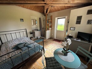 1 slaapkamer, een strijkplank/strijkijzer, internet, beddengoed