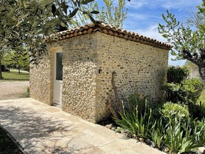 Unclassified image, 5 of 24, button - Quiet little house with large garden on the Rhône agricultural plain (Châteauneuf-du-Rhône)