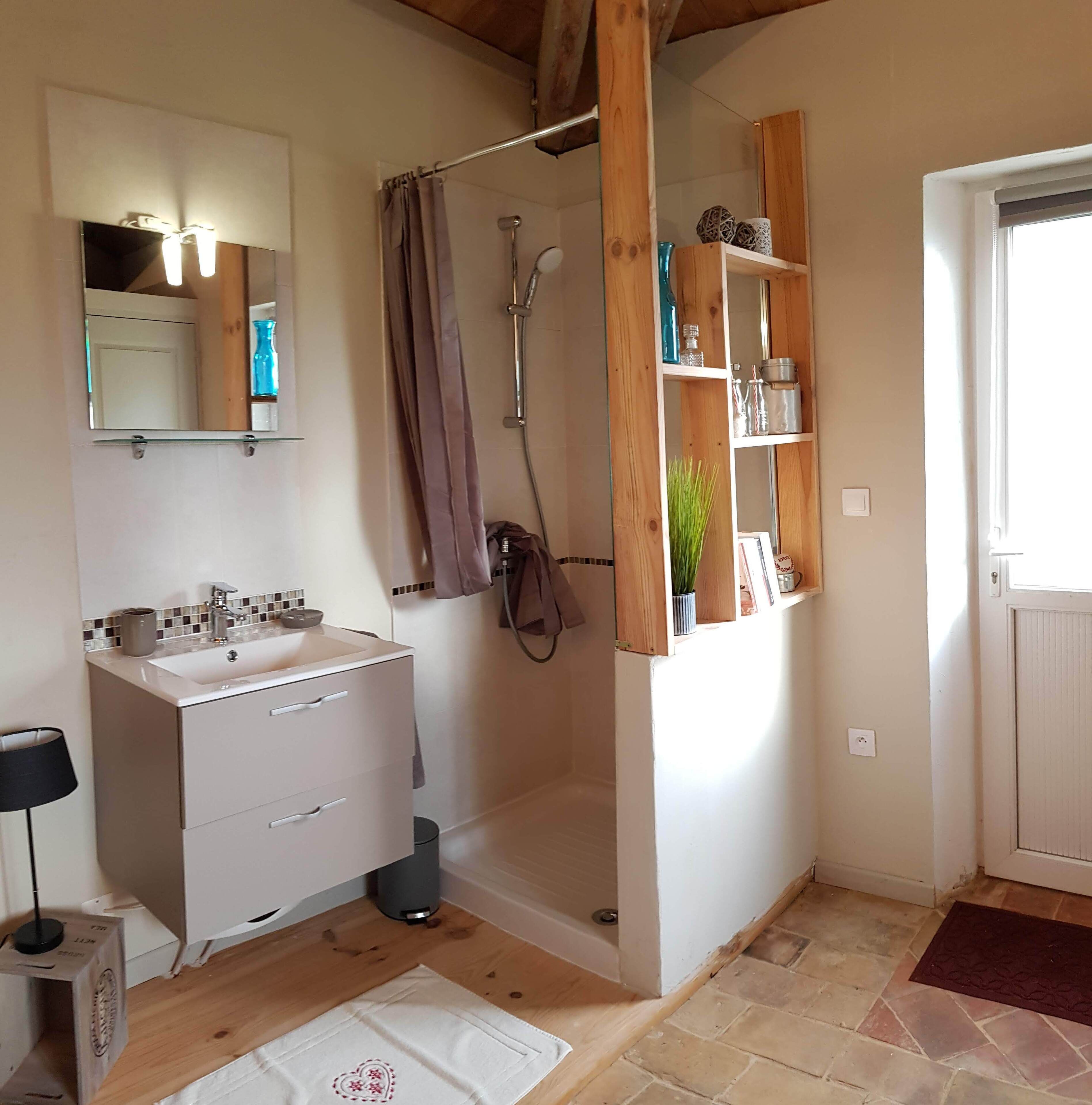 Sèche-cheveux, serviettes fournies, savon, papier toilette