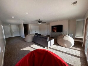 Living area - Tranquil 7-bedroom house with AC in Washington (Washington)