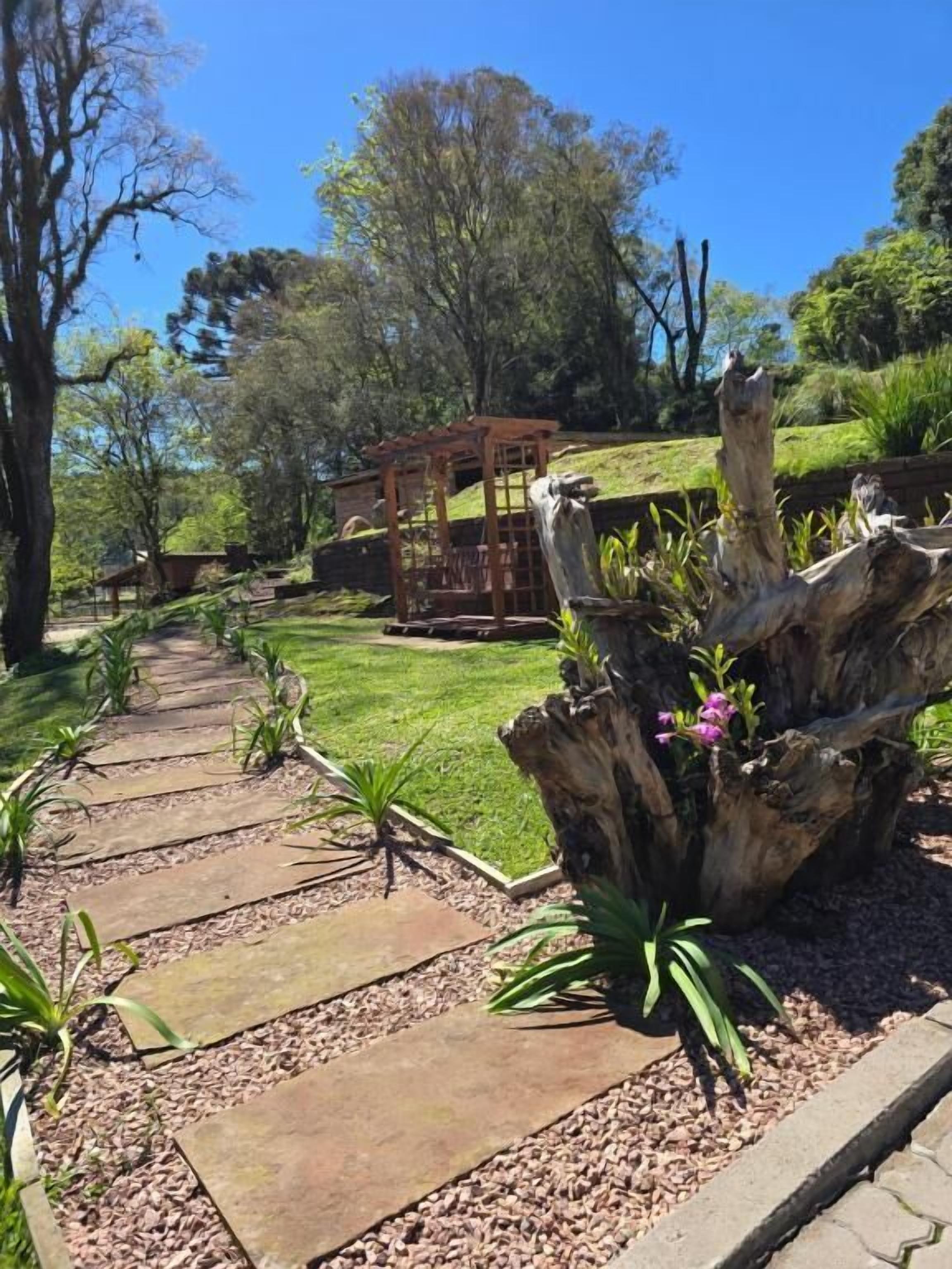 Suíte, sacada, vista para o jardim | Área da propriedade