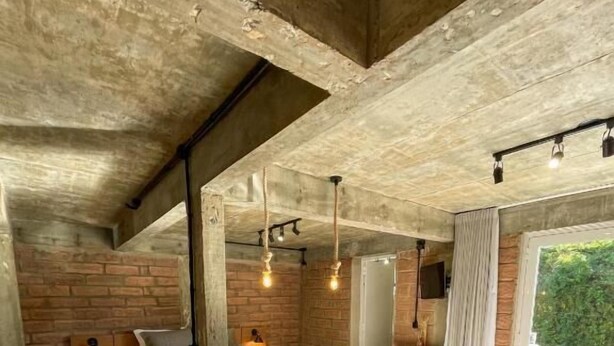 Ein geräumiges Schlafzimmer mit einem großen Bett, einem Holztisch und einer Whirlwanne.