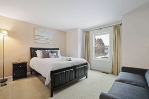 5 bedrooms, desk, WiFi, bed sheets - Sleeps 18 • Hot Tub • Sauna • Game Room • Fire Pit (Long Pond)