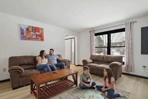 TV, fireplace, table football, offices - Sleeps 18 • Hot Tub • Sauna • Game Room • Fire Pit (Long Pond)