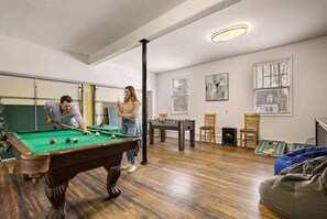 Games room - Sleeps 18 • Hot Tub • Sauna • Game Room • Fire Pit (Long Pond)