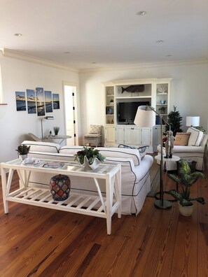 Living area - Marvelous 4-bedroom townhome with AC in charming Edgartown (Edgartown)