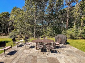 Outdoor dining - Marvelous 4-bedroom townhome with AC in charming Edgartown (Edgartown)