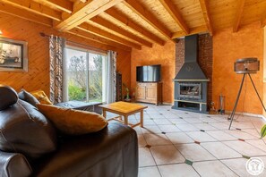 TV, fireplace - La Villa Manson - SAINT GENES CHAMPANELLE (SAINT GENES CHAMPANELLE)