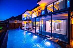 Pool - Villa in Kalkan with infinity pool, sauna and Turkish bath. (Antalya)