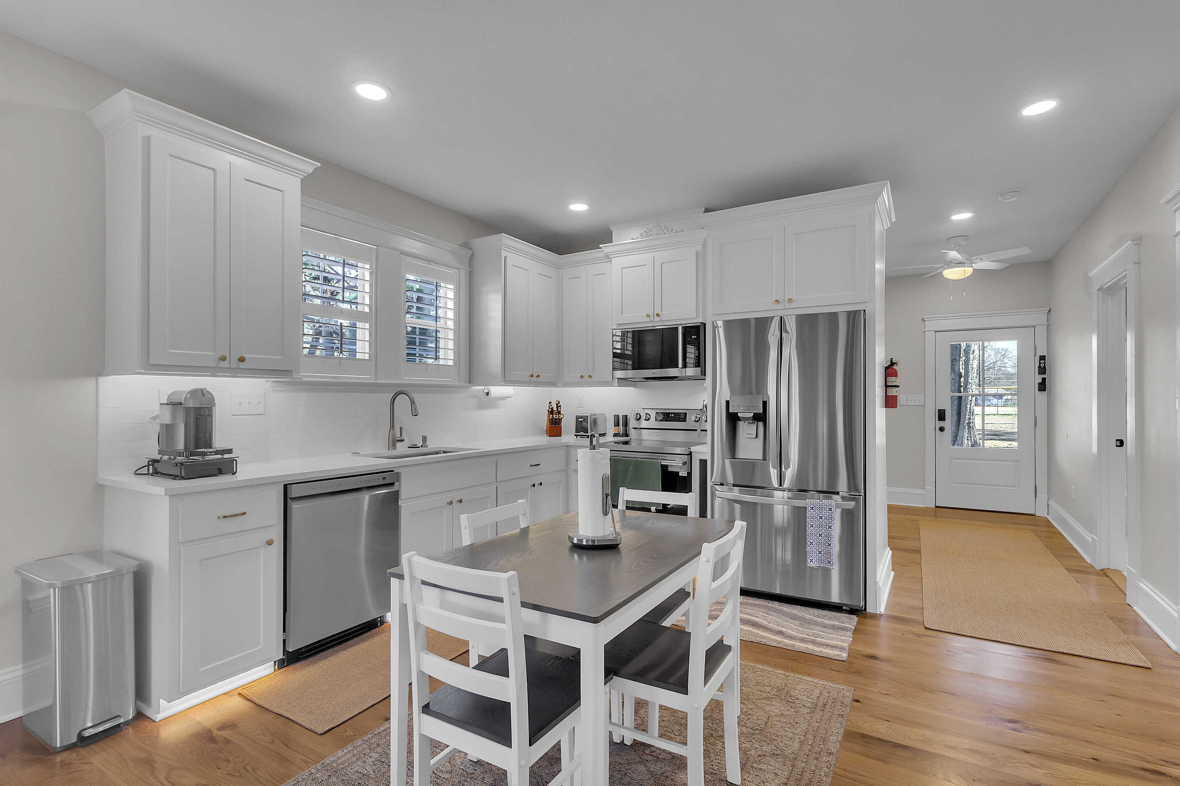 Mikrobølgeovn, ovn, kokeplater og oppvaskmaskin