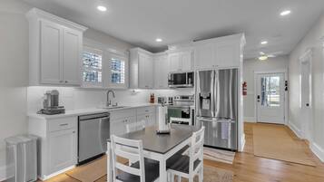 Een microgolfoven, een oven, een kookplaat, een vaatwasser