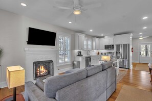 TV, fireplace - 2-bedroom 2-bath Luxurious Bungalow with Outdoor Entertainment in Batesville (Batesville)