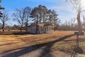 Exterior - 2-bedroom 2-bath Luxurious Bungalow with Outdoor Entertainment in Batesville (Batesville)