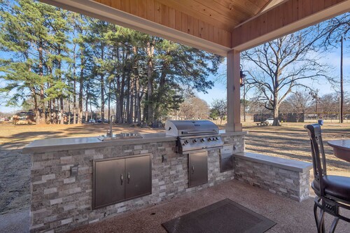 2-bedroom 2-bath Luxurious Bungalow with Outdoor Entertainment in Batesville