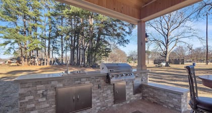 2-bedroom 2-bath Luxurious Bungalow with Outdoor Entertainment in Batesville