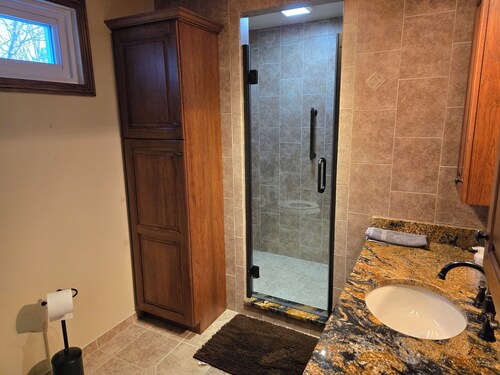 Cozy 2-bedroom cottage in charming Cannelburg with lots of privacy