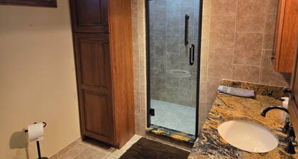 Cozy 2-bedroom cottage in charming Cannelburg with lots of privacy