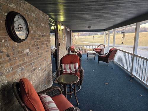 Cozy 2-bedroom cottage in charming Cannelburg with lots of privacy