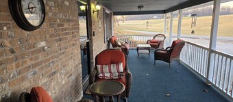 Cozy 2-bedroom cottage in charming Cannelburg with lots of privacy