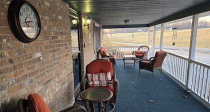 Cozy 2-bedroom cottage in charming Cannelburg with lots of privacy