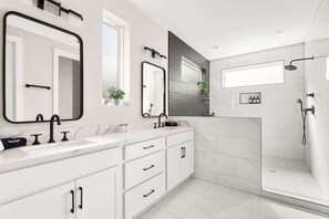 Shower, hair dryer, shampoo - New Luxury Home near Nissan Stadium |  Sleeps 12 (Nashville)