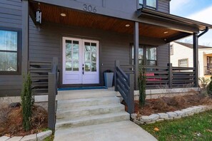 Exterior detail - New Luxury Home near Nissan Stadium |  Sleeps 12 (Nashville)