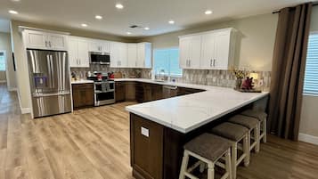 Køleskab, mikrobølgeovn, ovn, kogeplade