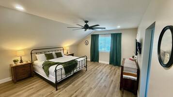 3 bedrooms, desk, iron/ironing board, travel cot